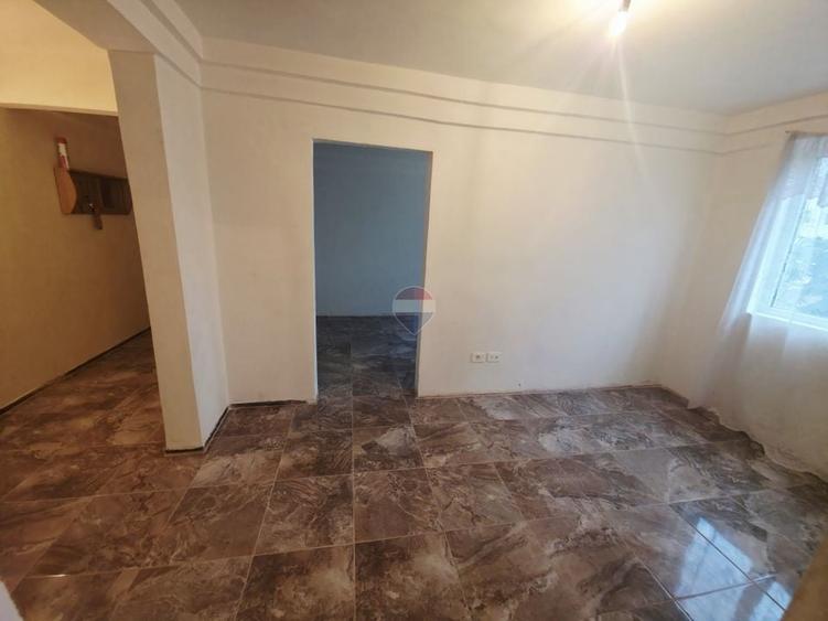 Apartament cu 3 camere decomandat în Săvinești
