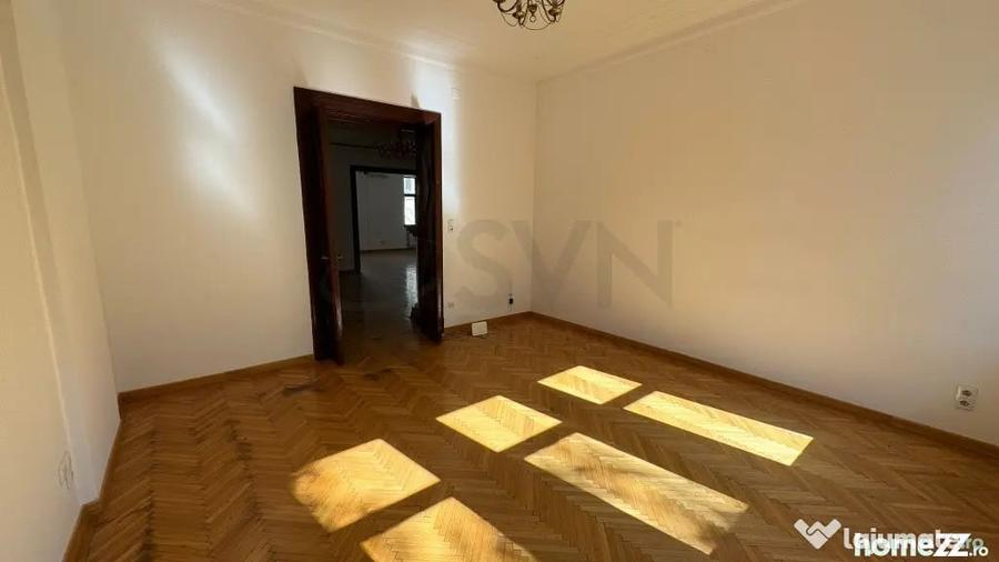 Apartament cu 7 camere decomandat în Capitale