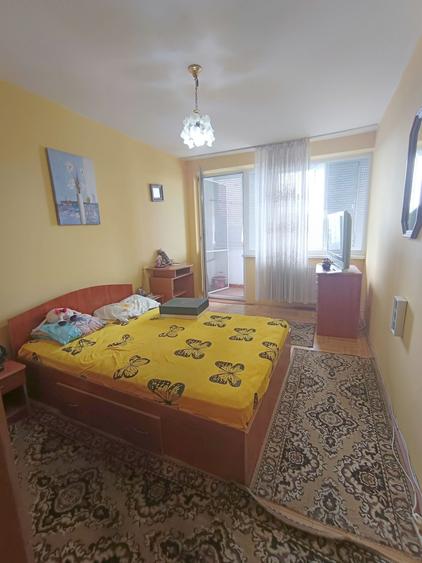 Apartament cu 3 camere semidecomandat în Vatra Luminoasă