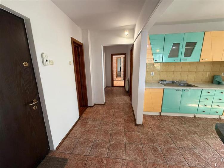 Apartament cu 3 camere decomandat, mobilat în Central