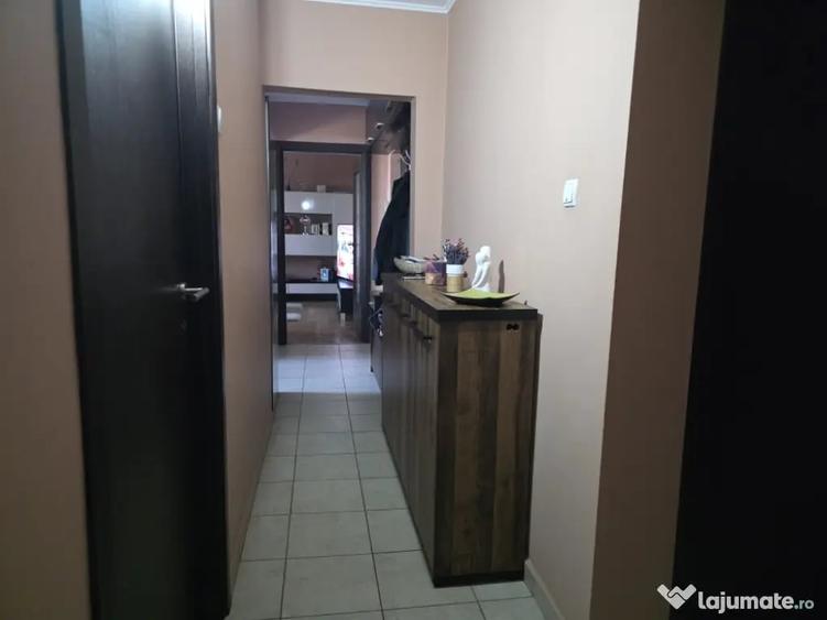 Apartament cu 3 camere decomandat în Rogerius