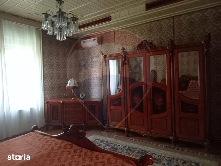 Casă cu 6 camere cu Teren 436 Mp în Romanilor