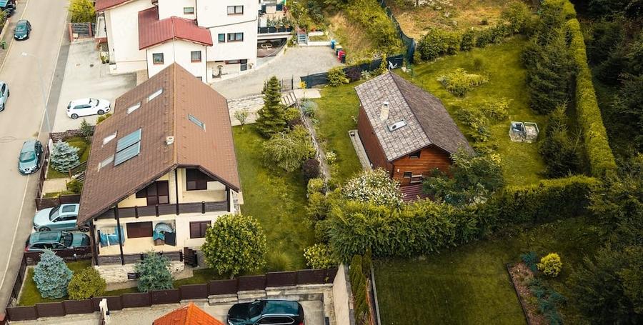 Casă cu Teren 980 Mp în Central