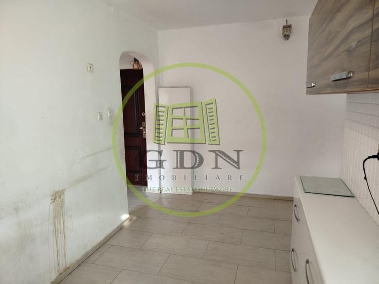 Apartament cu 3 camere semidecomandat în Valenta