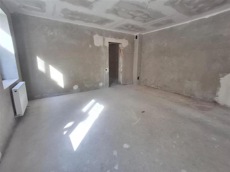 Casă individuală cu 8 camere cu Teren 1250 Mp în Cristian