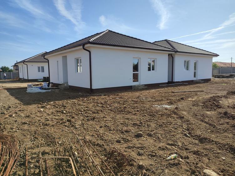Casă individuală cu 3 camere cu Canalizare în Sânandrei