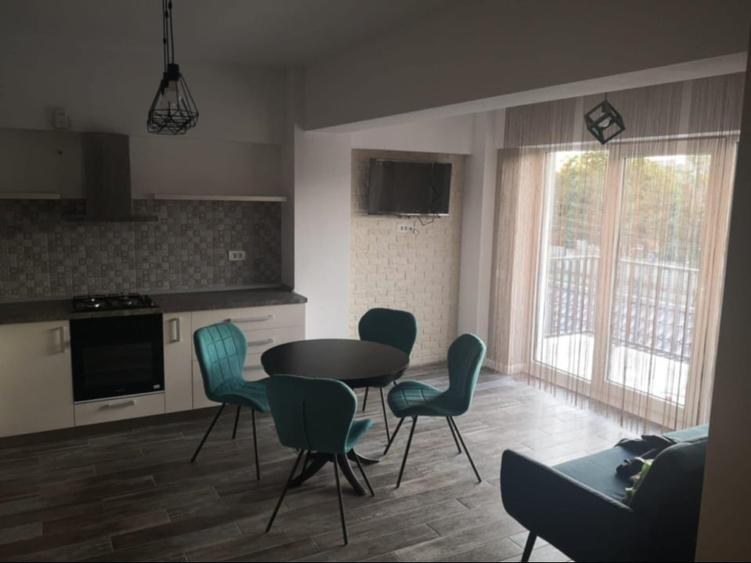Apartament cu 3 camere decomandat, mobilat în Central