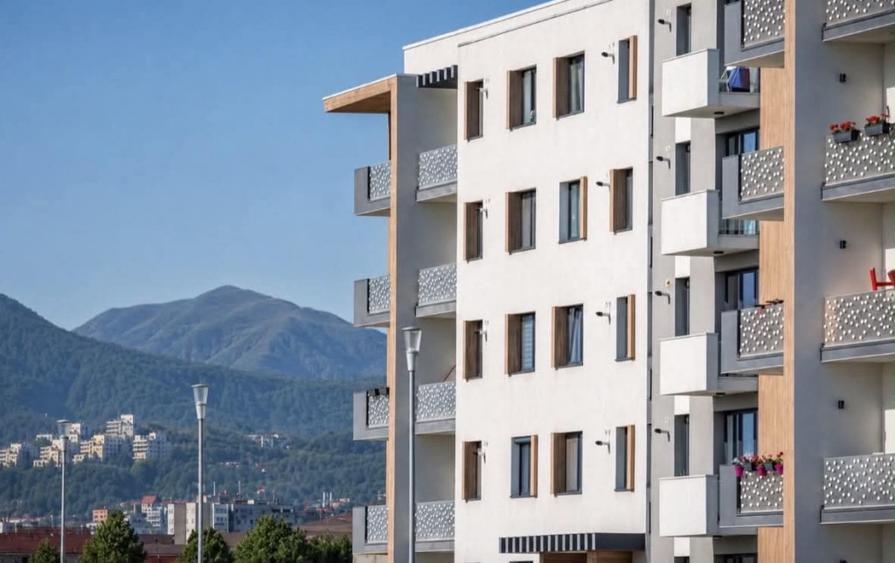 Apartament cu 3 camere decomandat în Tractorul