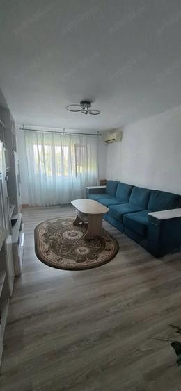 Apartament cu 3 camere semidecomandat în Podu Roș