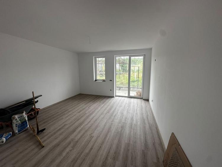 Duplex cu 5 camere cu Canalizare în Exterior Vest