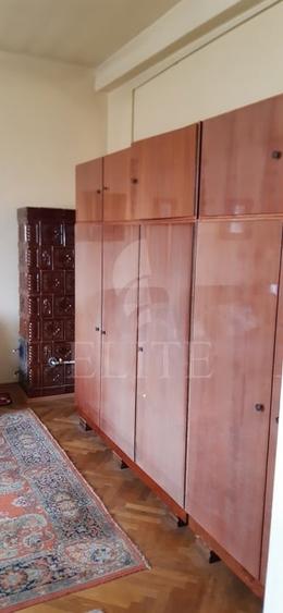 Apartament cu 3 camere semidecomandat, mobilat în Central