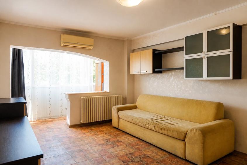 Apartament cu 3 camere decomandat, mobilat în Central
