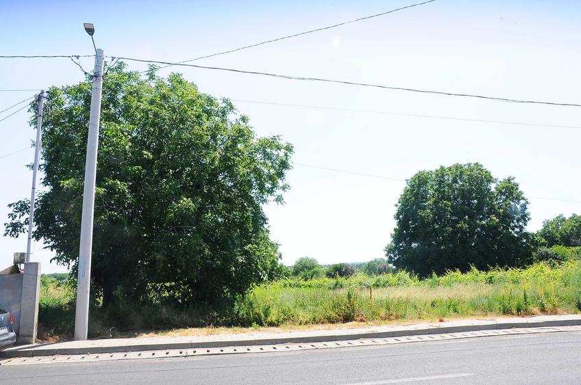 Vand teren intravilan+extravilan la Soseaua Focsani-Cotesti 7.309 mp, deschidere la sosea 24.5 metri, 2 drumuri de acces - 2