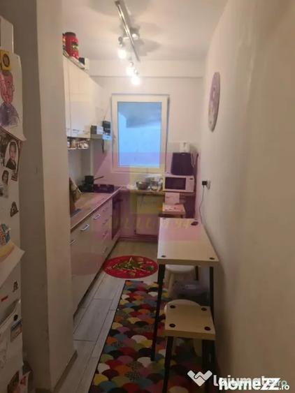 Apartament cu 3 camere semidecomandat în Cuza