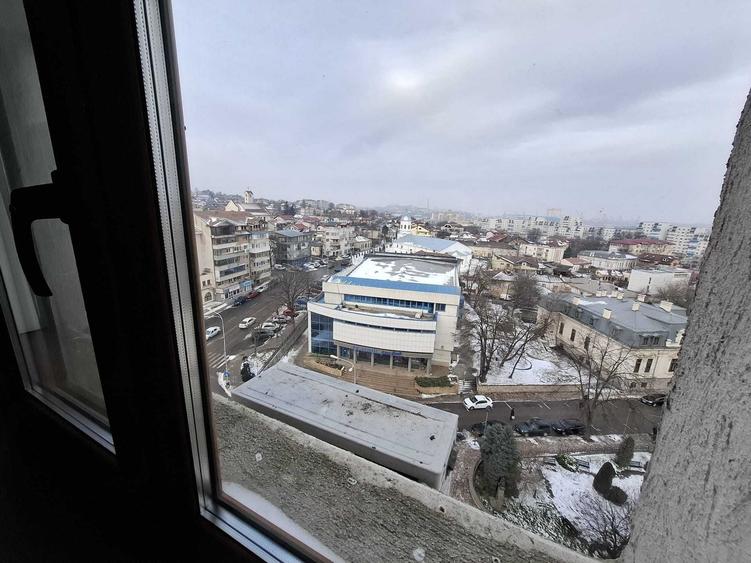 Apartament cu 3 camere decomandat în Exterior Vest