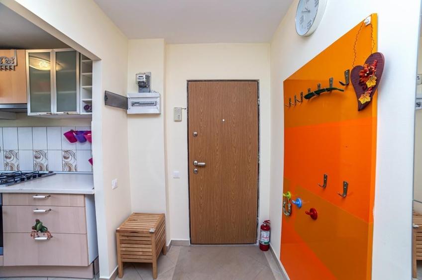 Apartament cu 4 camere decomandat, mobilat în Titan