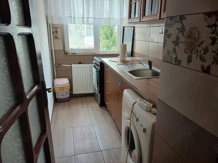 Apartament cu 3 camere semidecomandat în Ostroveni