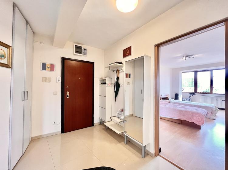 Apartament cu 3 camere semidecomandat, mobilat în Tineretului