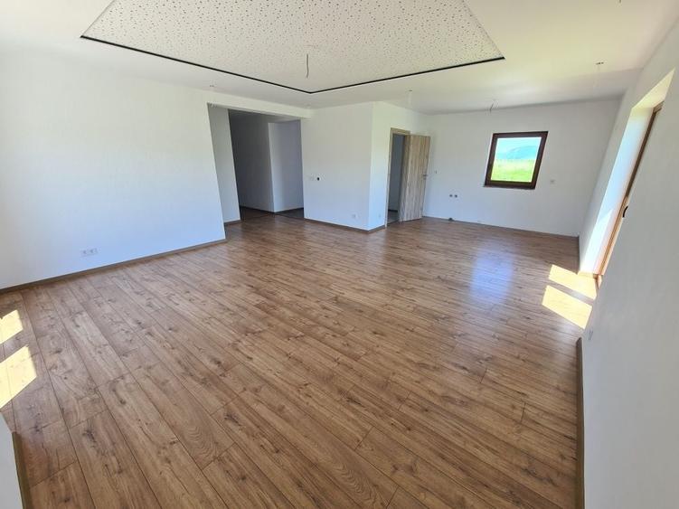 Casă cu 4 camere în Vulcan