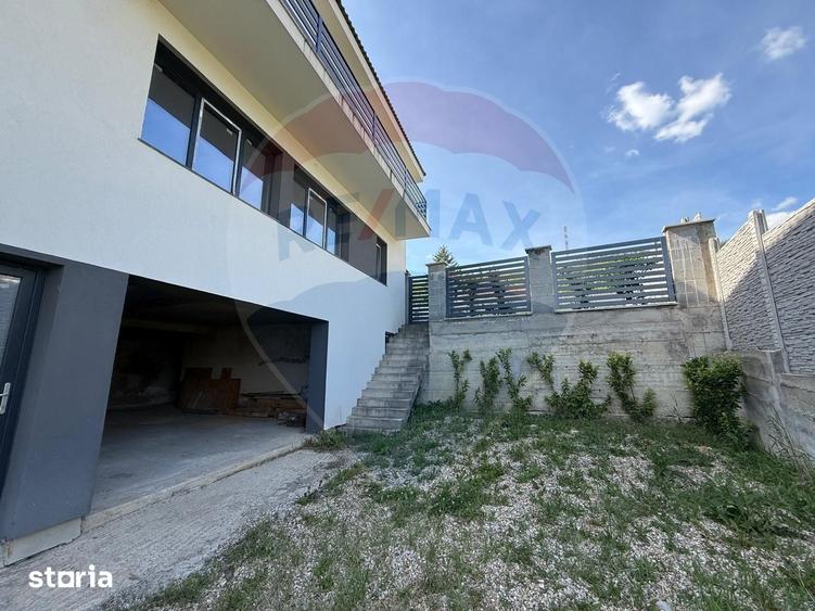 Casă cu 5 camere cu Teren 343 Mp în Podgoria