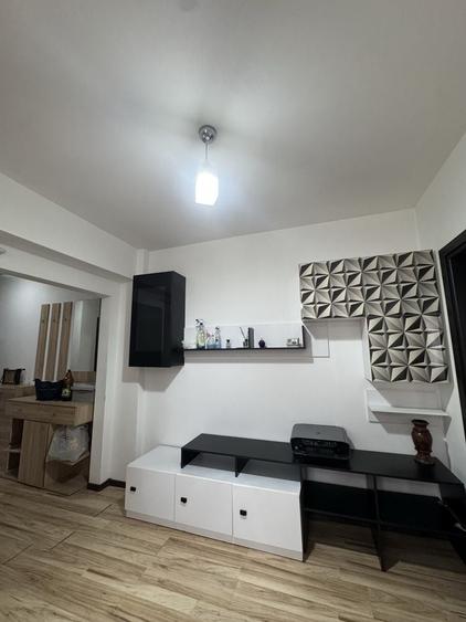 Apartament cu 3 camere semidecomandat în Letea