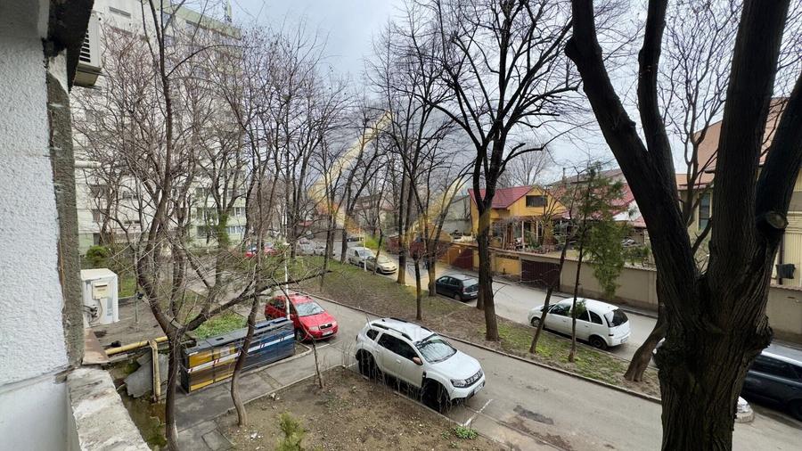Apartament cu 3 camere semidecomandat în Obor