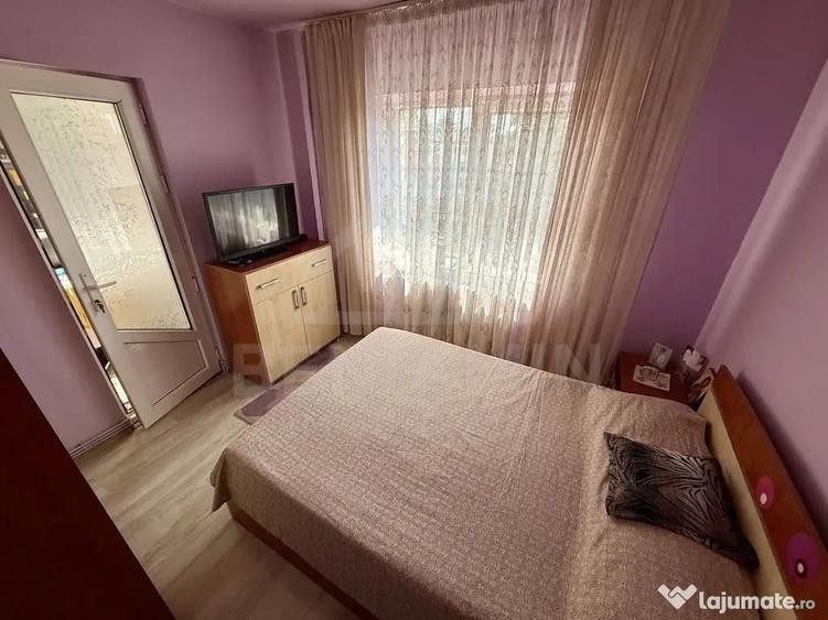 Apartament cu 3 camere semidecomandat în Craiovița Nouă