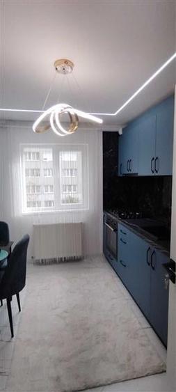 Apartament cu 3 camere semidecomandat, mobilat în Dâmbovița