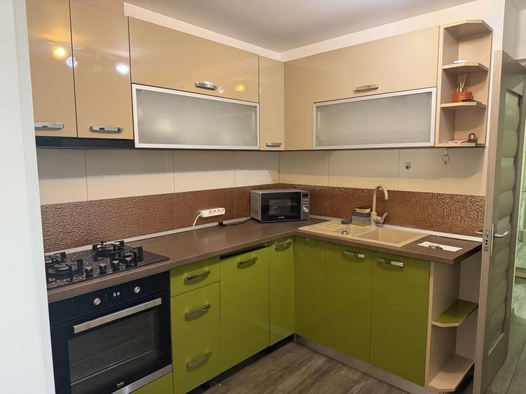 Apartament cu 3 camere decomandat în Exterior Vest