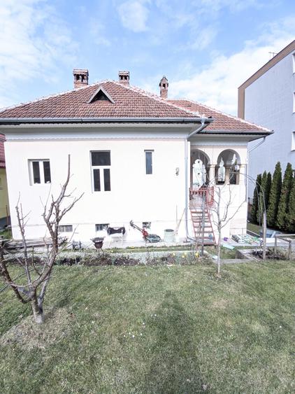 Casă individuală cu 6 camere cu Canalizare în Andrei Mureșanu