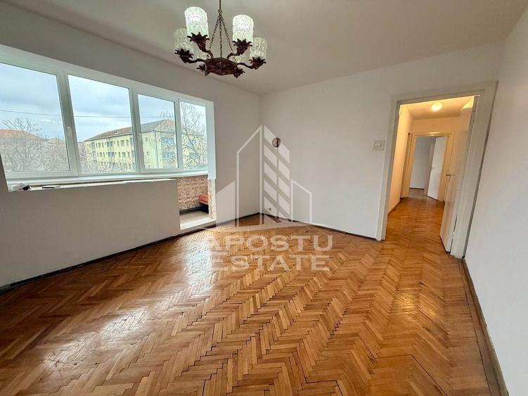 Apartament cu 4 camere semidecomandat, mobilat în Gheorghe Lazăr