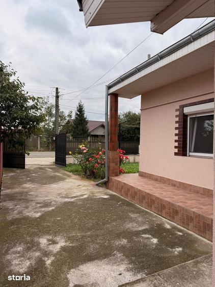 Casă cu 3 camere semidecomandat cu Teren 590 Mp în Cordun