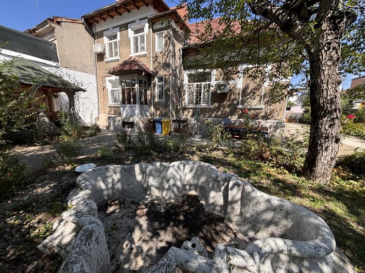 Casă individuală cu 10 camere cu Canalizare în Foișorul de Foc