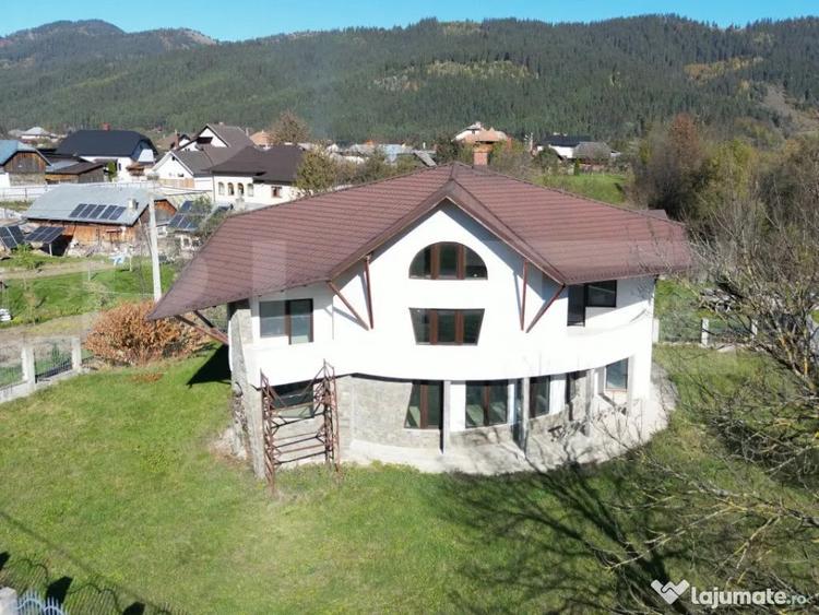 Casă cu 5 camere cu Teren 829 Mp în Central