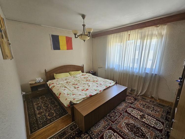 Casă individuală cu 5 camere cu Canalizare în Schei