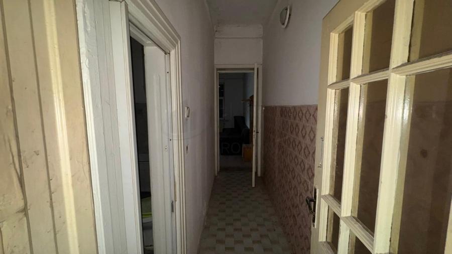 Casă individuală cu 11 camere cu Canalizare în Dristor