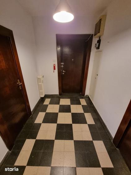 Apartament cu 4 camere în Romană
