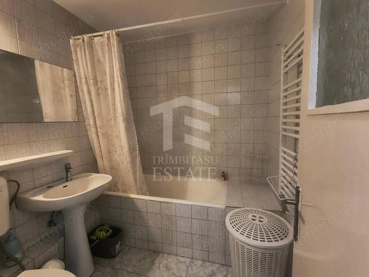 Apartament cu 3 camere semidecomandat în Panduri