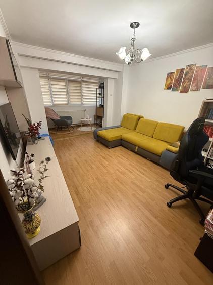Apartament cu 3 camere decomandat în Prundu