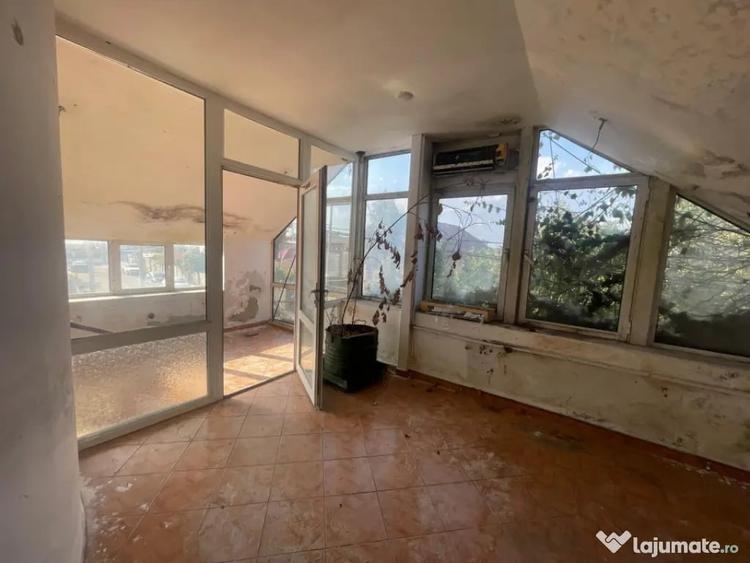 Casă cu 15 camere cu Teren 284 Mp în Central