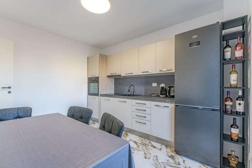 Apartament cu 2 camere decomandat, mobilat în Tractorul
