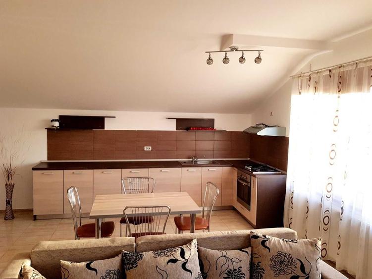 Apartament cu 3 camere decomandat în Exterior Vest