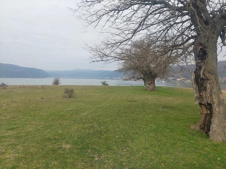 Teren de 1329 mp, în Eșelnița
