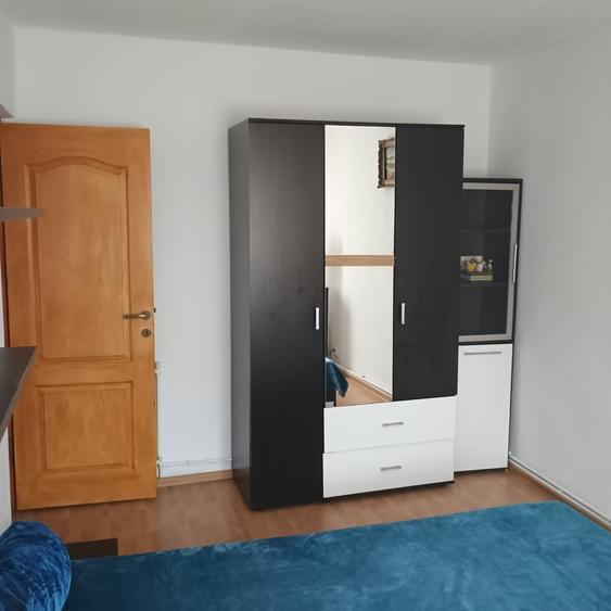 Apartament cu 2 camere decomandat în Florilor