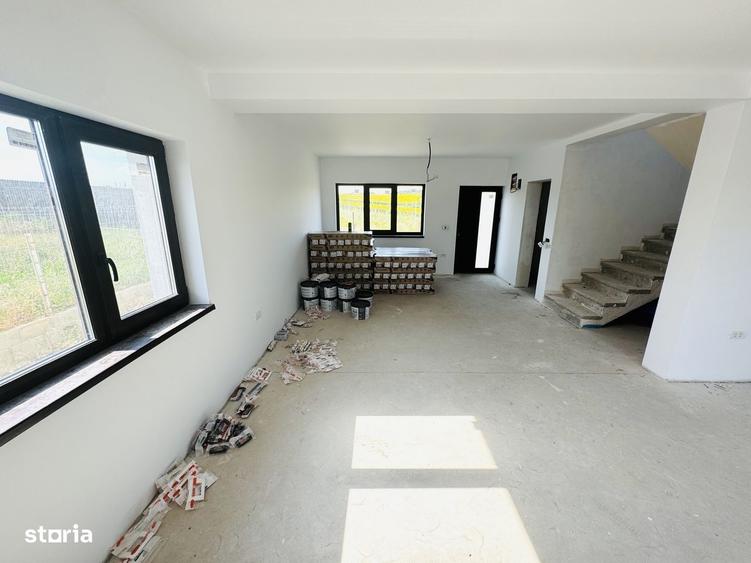 Casă cu 4 camere în Aroneanu