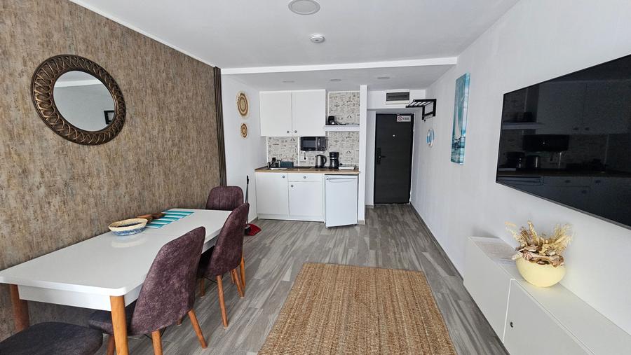 Apartament cu 3 camere semidecomandat, mobilat în Central