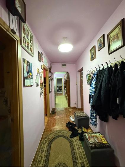 Apartament cu 3 camere semidecomandat, mobilat în Central