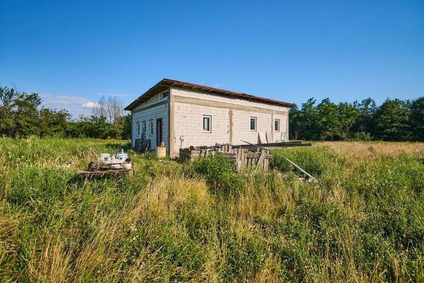Casă cu 1 camere cu Teren 1100 Mp în Budeasa