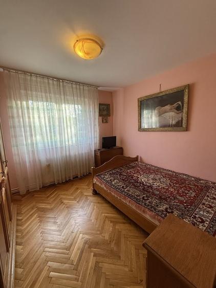 Apartament cu 3 camere semidecomandat în Drumul Carului
