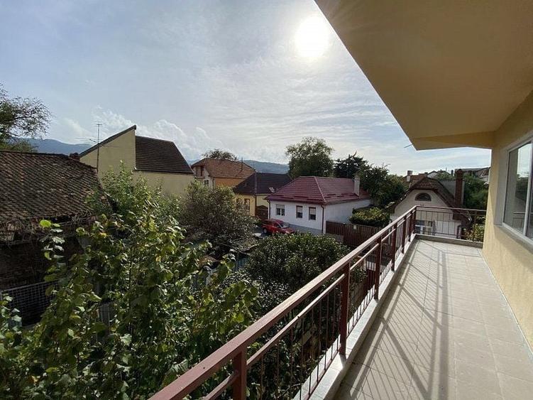 Casă individuală cu 6 camere cu Canalizare în Blumăna